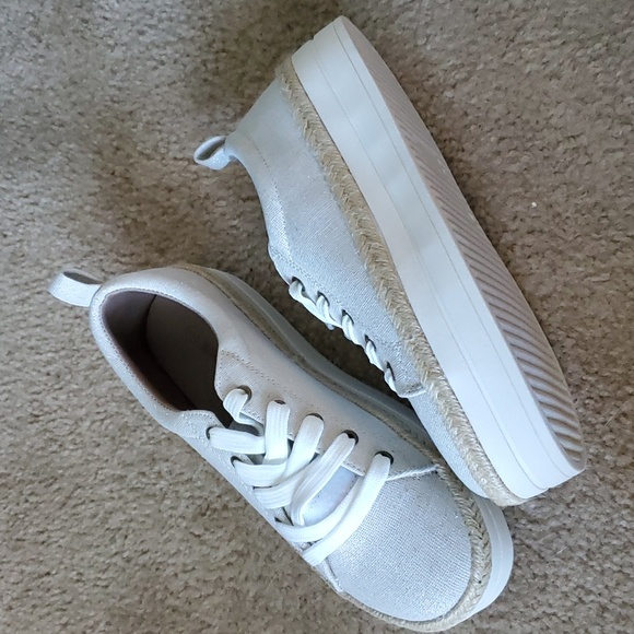 Sneaker - Picture 2 of 2